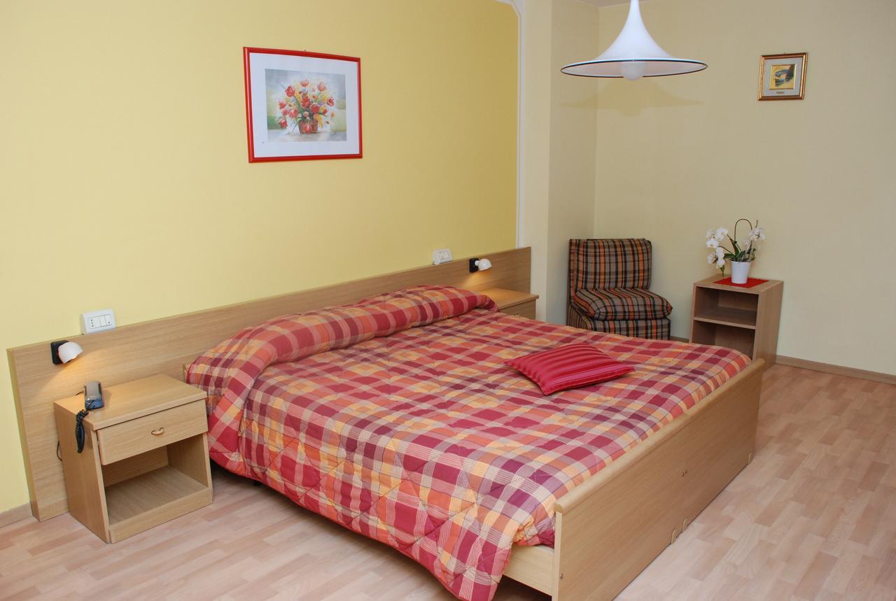 Albergo Ginevra Roncone Kültér fotó